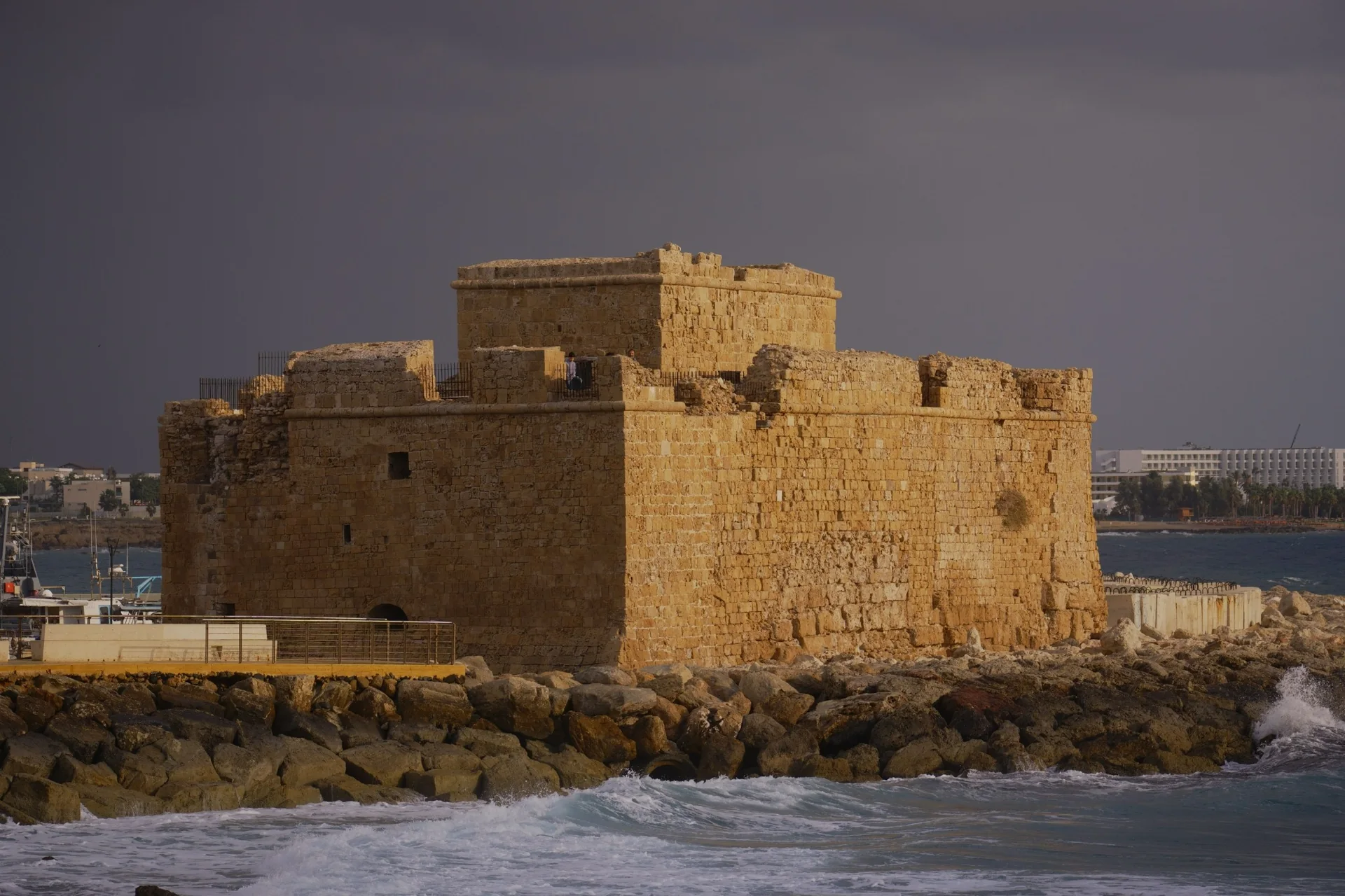 Paphos vára és a tengerparti erőd a kikötő közelében.