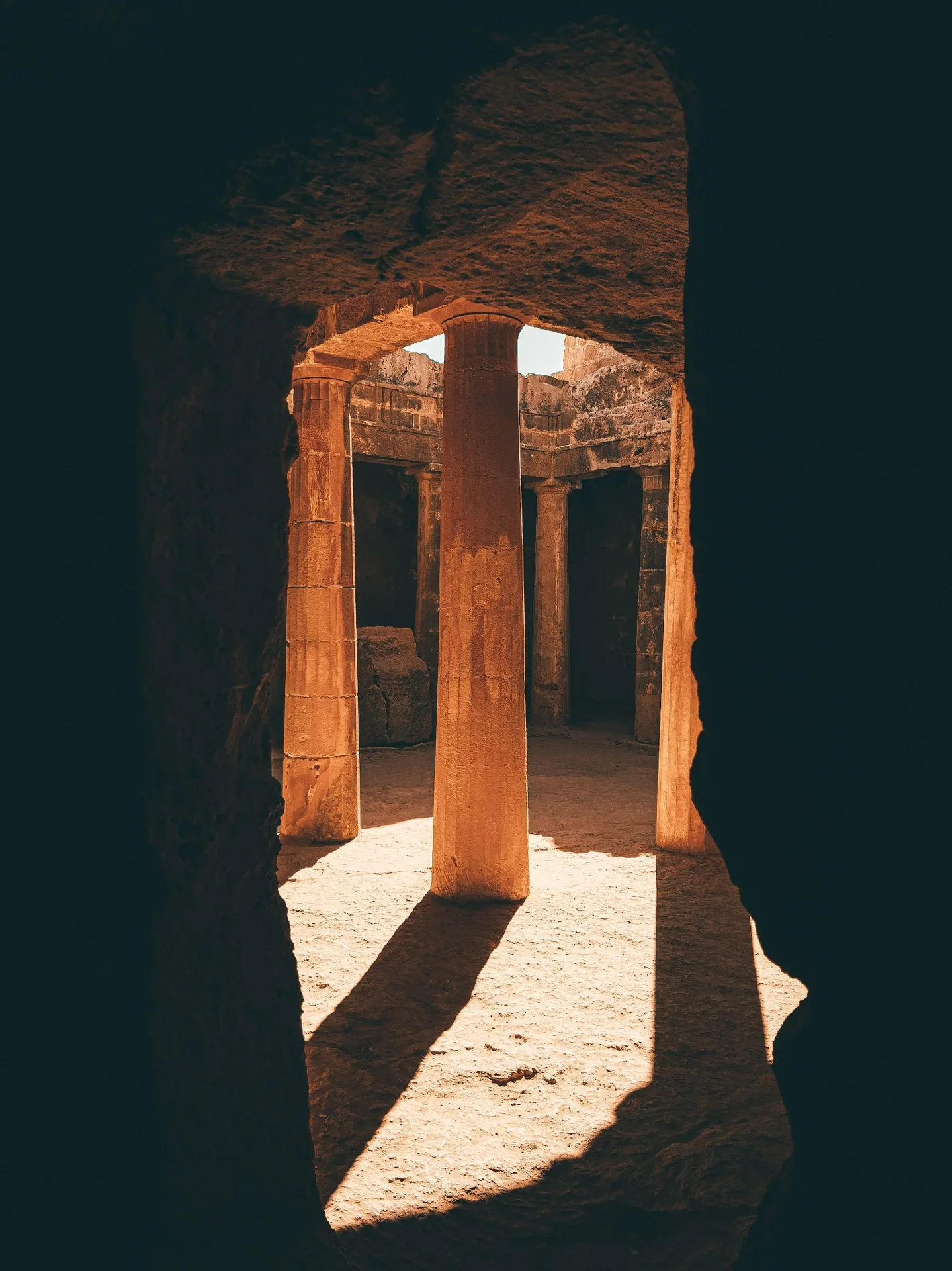 Oszlopos sírkamra a Királysírok régészeti területén Paphos mellett.