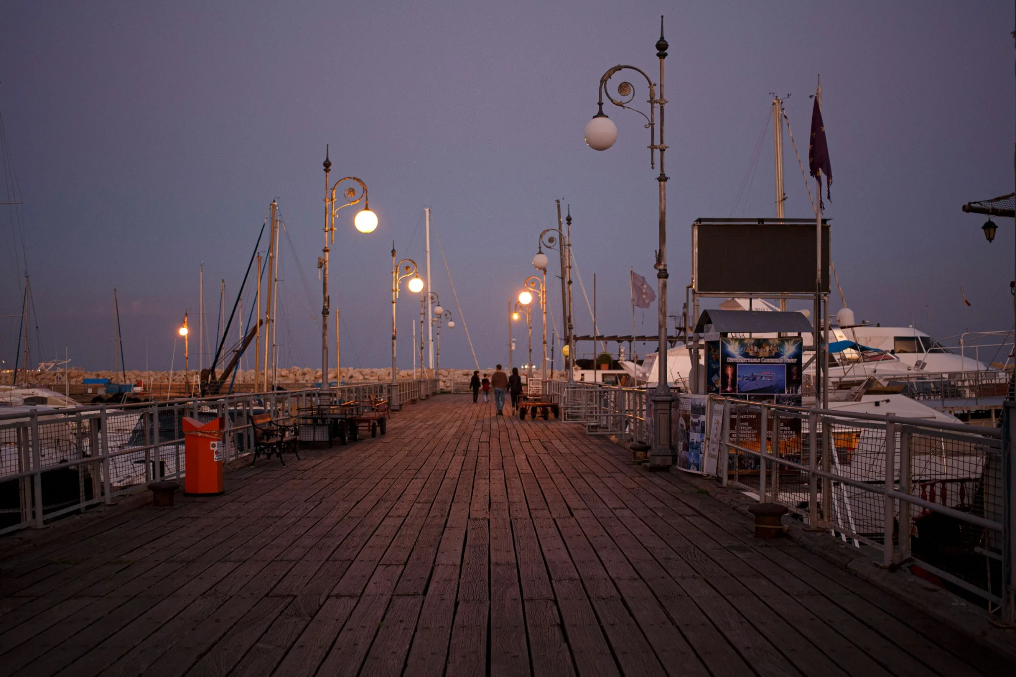 Larnaca mólója és kikötői sétánya esti fényekkel a Lefkara–Larnaca Mix városnézéshez