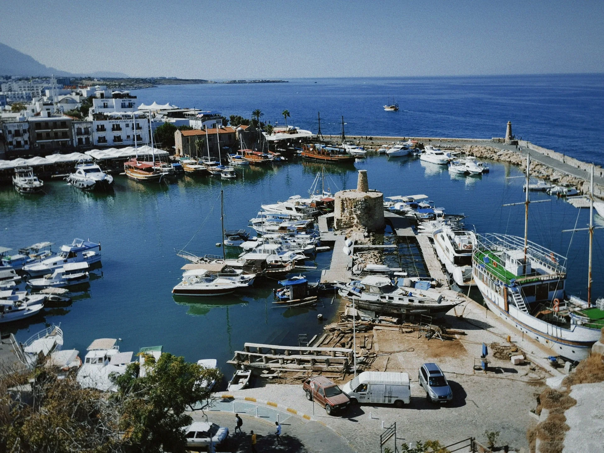 Kyrenia kikötője felülnézetből, hajókkal és kék tengerrel Észak-Cipruson