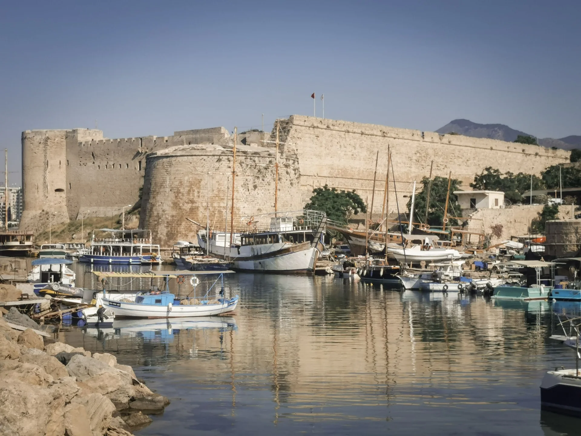 Kyrenia vára és kikötője hagyományos hajókkal Észak-Cipruson