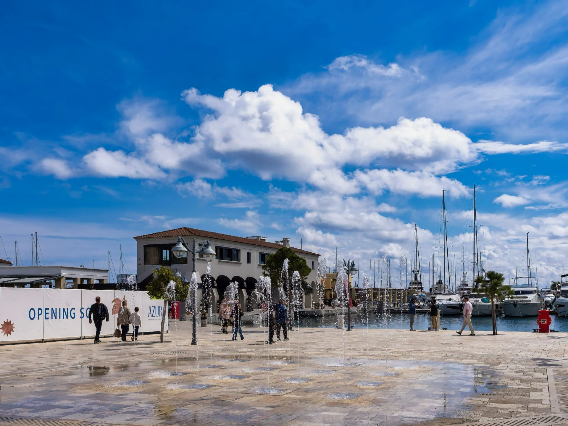 Limassol Marina sétánya szökőkutakkal, jachtokkal és városi hangulattal